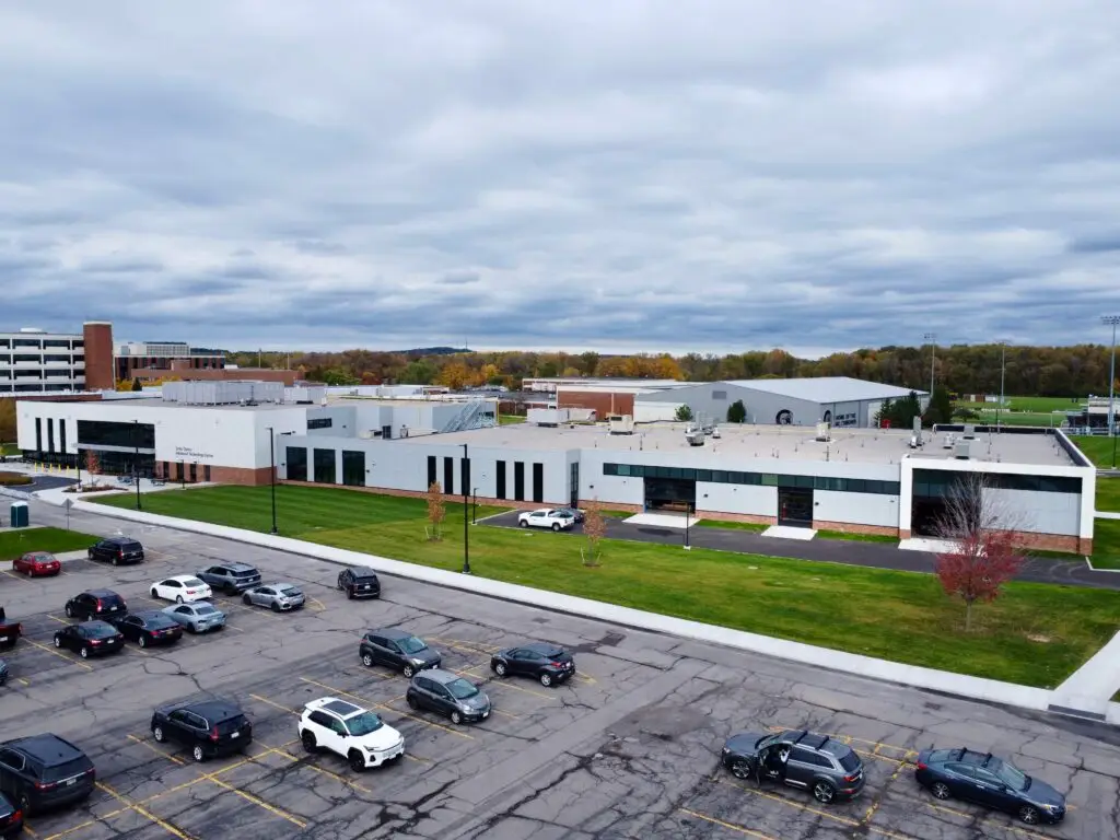 Monroe Community College – Advanced Technology Center – PanelPlate Standard roof edge