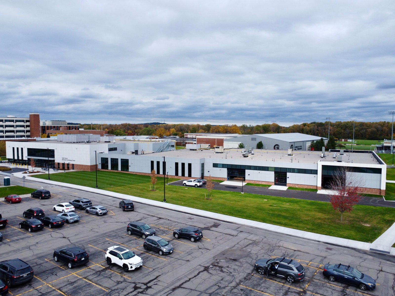 Monroe Community College – Advanced Technology Center – PanelPlate Standard roof edge