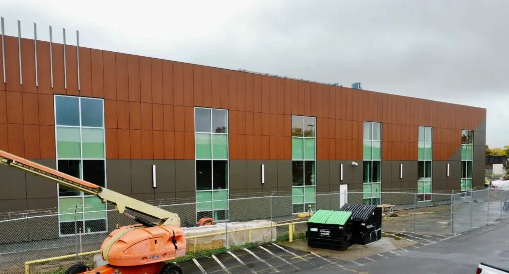 SUNY Morrisville – Syracuse Satellite – PanelPlate Standard roof edge