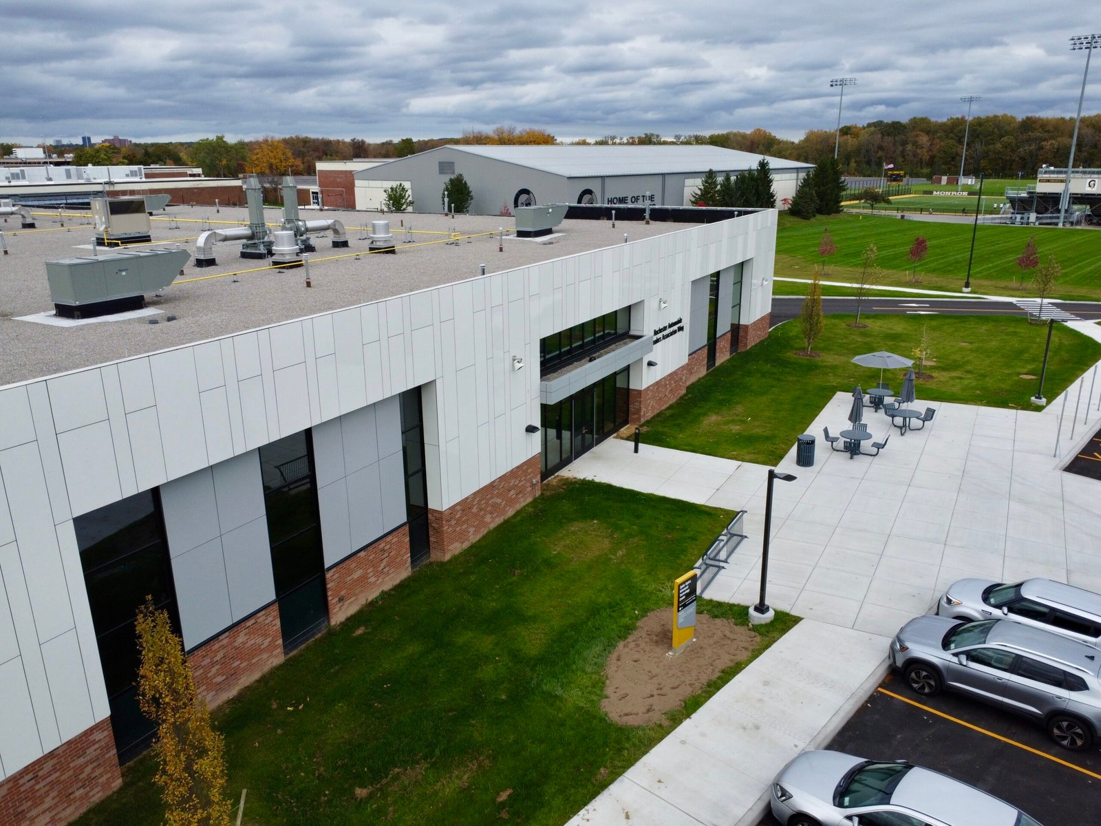 Monroe Community College – Advanced Technology Center – PanelPlate Standard roof edge